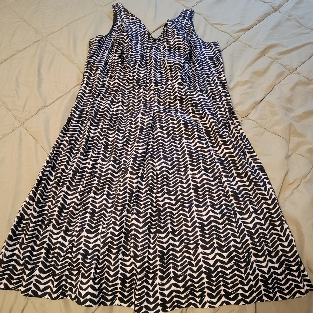 East 5th V-Neck Dress Size 20W Color Black & White